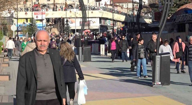 Boluda vatandaşlar güneşli havanın tadını çıkardı