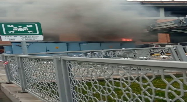 Bomba gibi patlayan trafo mahalleliyi korkuttu