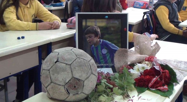 Boş kalan sırasına çiçek ve futbol topu bırakıldı