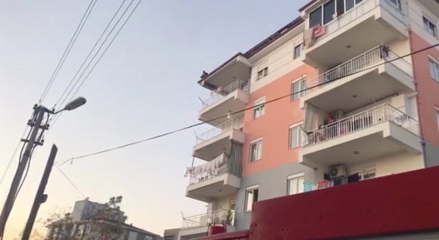 Boşanmak istemediği için çatıya çıkan adamı muhtar ve eşi ikna etti