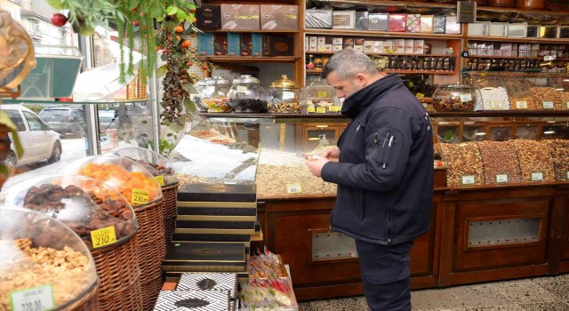 Bozüyükte kuruyemişçiler denetlendi