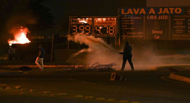 Brezilyada Bolsonaro destekçileri, park halindeki araçları ateşe verdi