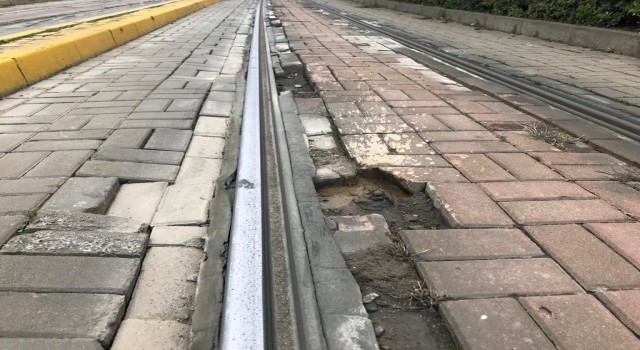 Bu güzergâhta bulunan tramvay yolunda neredeyse düzgün taş yok