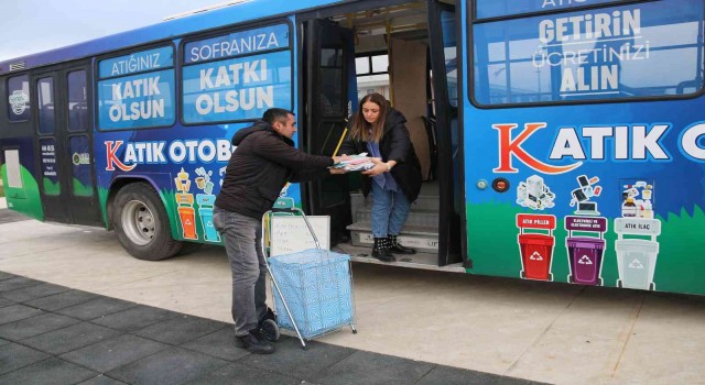 Bu otobüs ile bir haftada 1,2 ton atık toplandı