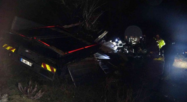 Burdurda meyve yüklü kamyon uçurumdan aşağı düştü: 1 ölü