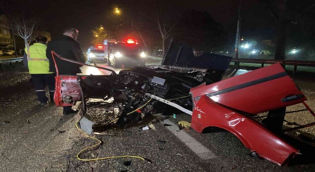 Bursada belediye otobüsüne çarpan otomobil ikiye bölündü: 1 ölü