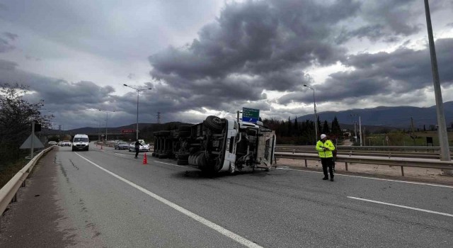Bursada devrilen tırın sürücüsü yaralandı