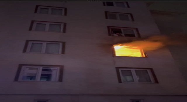 Bursada ev alev alev yandı..Komşusu film izler gibi izledi