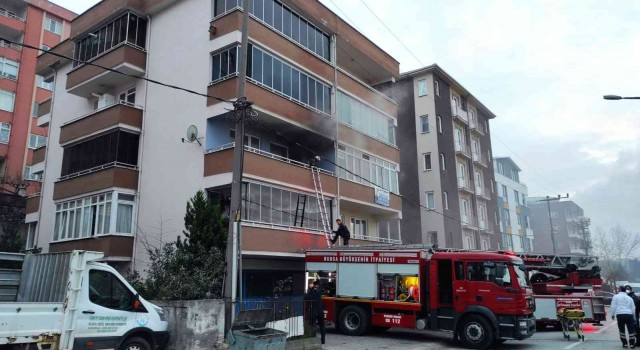Bursada evini ateşe veren kadını itfaiye kurtardı