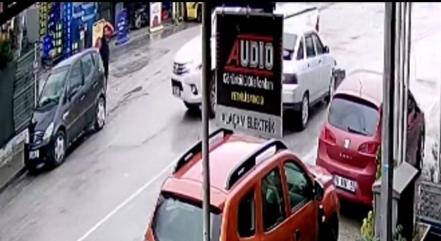 Bursada kamyonet ile otomobilin çarpıştığı kaza kamerada