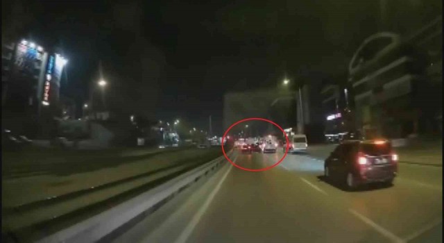 Bursada kontrolden çıkan otomobil servise çarptı, o anlar kamerada