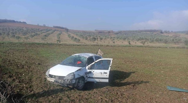 Bursada kontrolden çıkan otomobil tarlaya uçtu: 3 yaralı