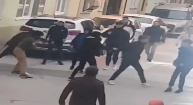 Bursada liseli gençlerin kavgası kamerada