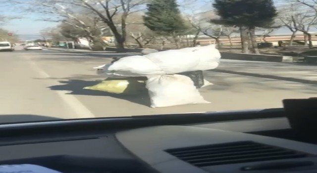 Bursada motosikletle tehlikeli taşımacılık kameraya yansıdı