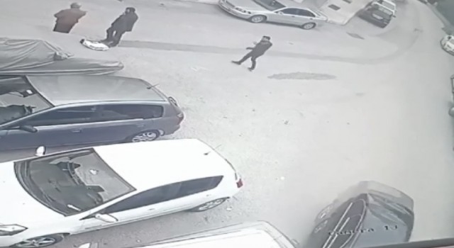 Bursada virajı alamayan sürücü, park halindeki otomobile böyle çarptı
