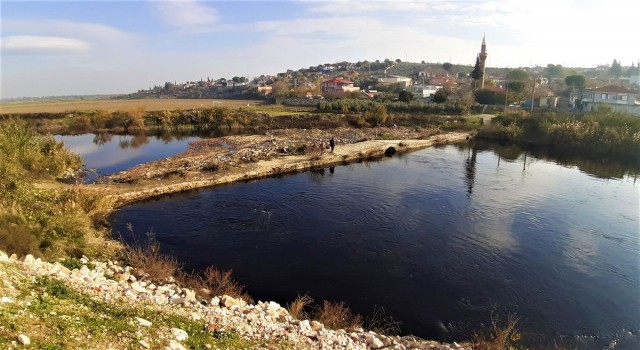 Büyük Menderes Nehri çöp akıyor