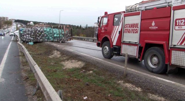 Büyükçekmece E-5te devrilen tüp yüklü kamyonun sürücüsü hayatını kaybetti