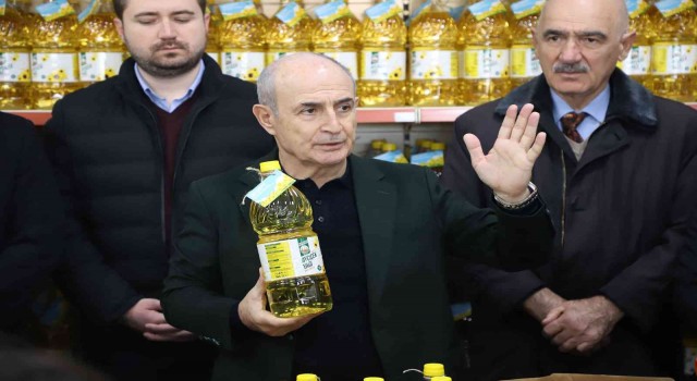 Büyükçekmecede 8 ton ayçiçek yağı vatandaşlara dağıtılıyor