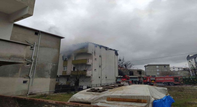 Büyükçekmecede bir binanın çatı katında çıkan yangın paniğe neden oldu