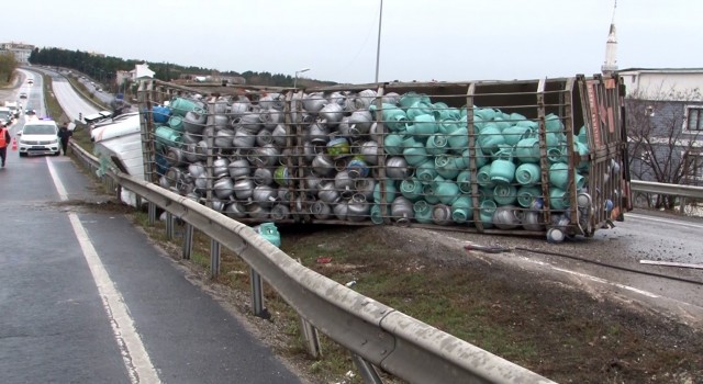 Büyükçekmecede tüp yüklü kamyon devrildi: 1 yaralı