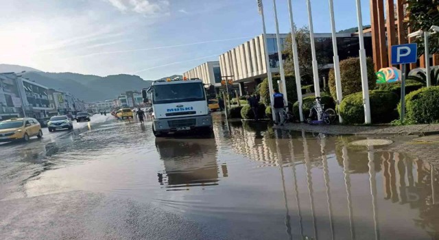 Büyükşehir ekiplerinden taşkınlara müdahale
