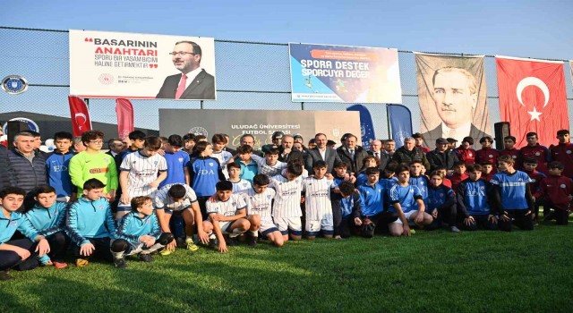 Büyükşehirden üniversiteye futbol sahası