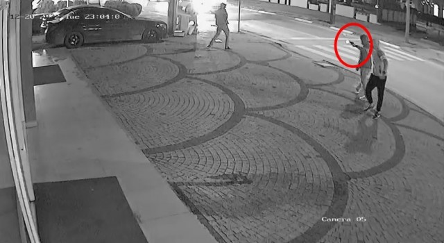 Caddenin ortasında kavga ettiği şahsı gözünü kırpmadan böyle öldürdü