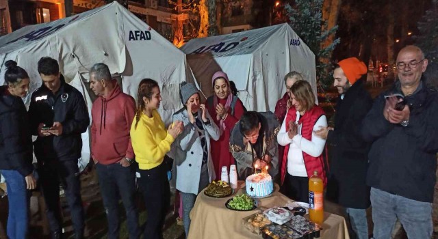 Çadır kentte sürpriz doğum günü kutlaması