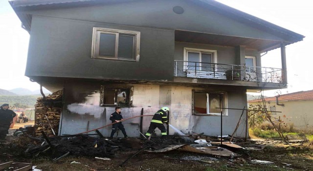 Çakmak ile oynayan çocuklar evi yakıyordu