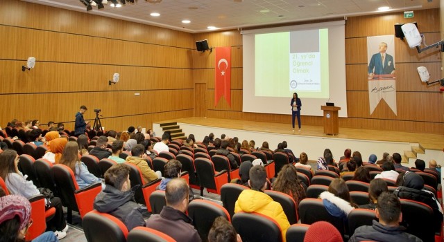 ÇAKÜde 21. yüzyılda öğrencilik ele alındı