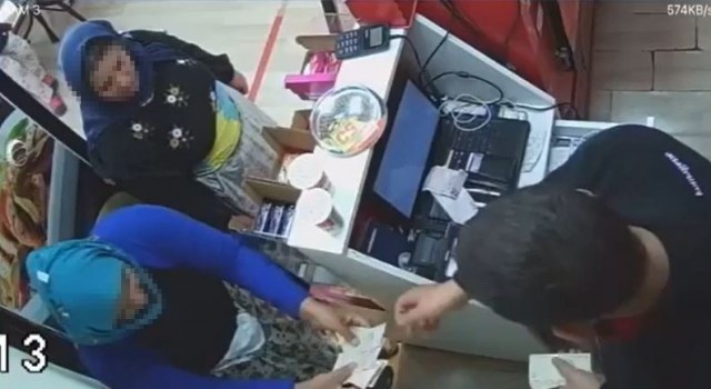 Çaldığı parayı cüzdanına koyan tırnakçı kameraya yansıdı