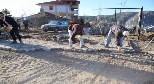 Çamelinde kilit parke çalışmaları sürüyor