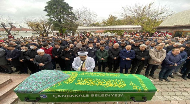Çanakkale Belediye Başkanı Ülgür Gökhanın annesi son yolcuğuna uğurlandı