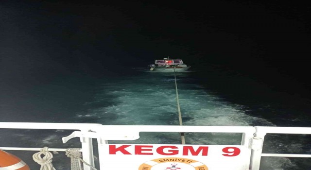 Çanakkale Boğazında makine arızası yapan tekne kurtarıldı