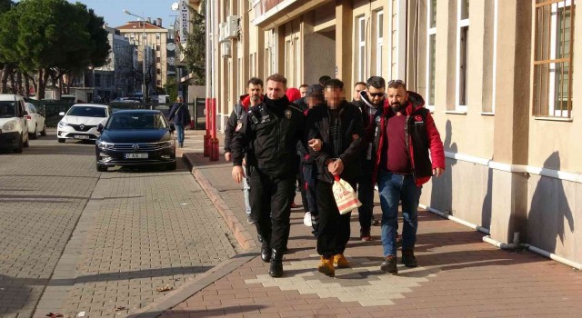 Çanakkalede Orta Asya ve Afrika uyruklu 14 kadını pazarlayan 5 kişi yakalandı