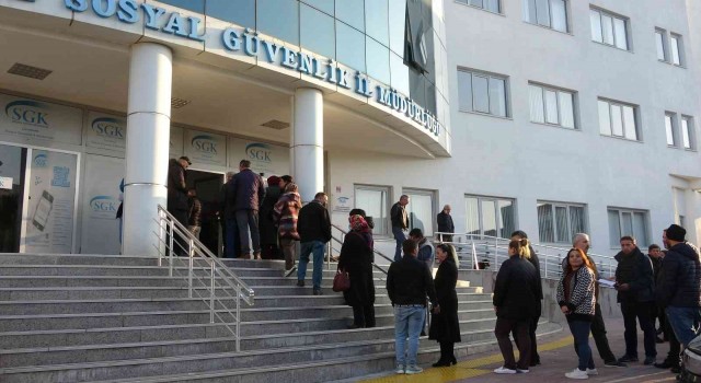 Çanakkalede SGK önünde EYT kuyruğu oluştu
