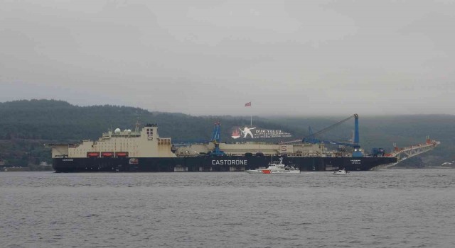 Castorone isimli boru döşeme gemisi, Çanakkale Boğazından geçti