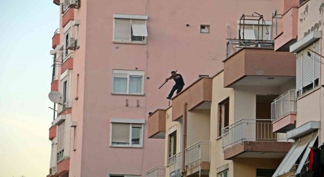 Çatı cambazı,herkese ecel teri döktürdü