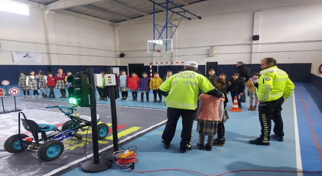 Çavdarhisarda çocuklara trafik eğitimi