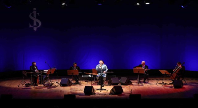 Cem Adrian İş Sanatta sahne aldı