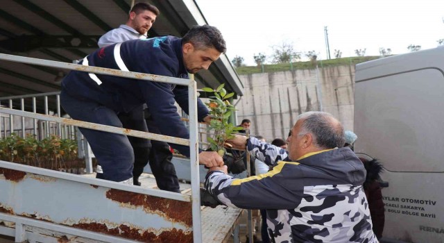 Çiftçilere süper meyve fidanı dağıtıldı
