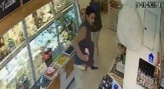 Çikolataları çalarken aynı zamanda tırnakçılık da yapmaya kalkıştı