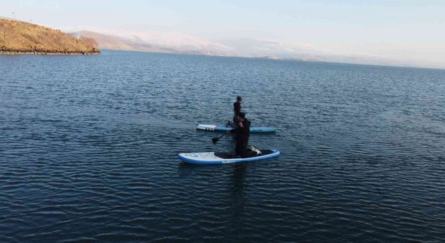 Çıldır Gölünde kürek sörfü drone ile görüntülendi
