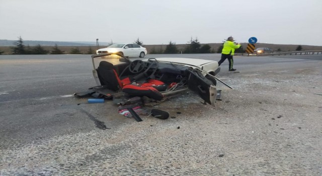 Cipin çarptığı Tofaş otomobil ortadan 2ye ayrıldı