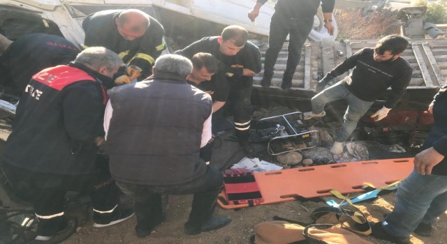 Cizrede kömür yüklü tır şarampole devrildi: 1 ölü, 1 yaralı