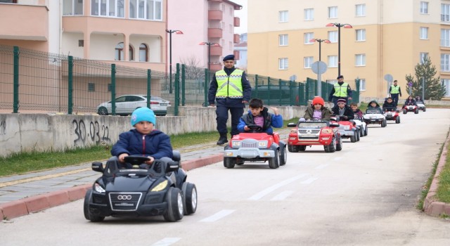 Çocuklar akülü arabalarla trafik kurallarını öğrendi