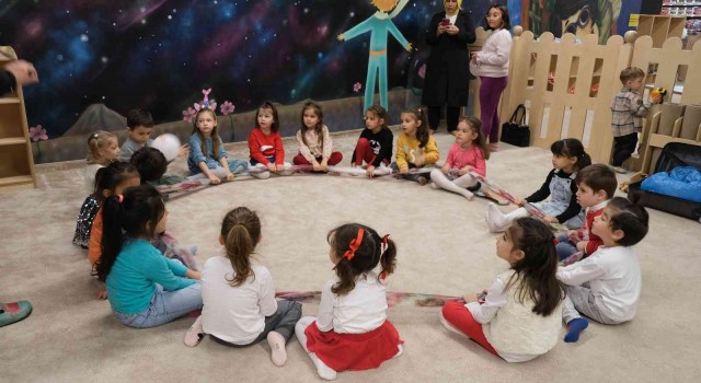Çocuklar bkmkitapta mutlu