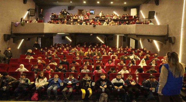 Çocuklara sinema keyfi yaşadı