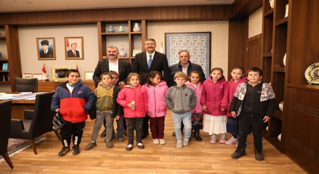 Çocuklardan Vali Çelike oyun parkı ve futbol sahası teşekkürü