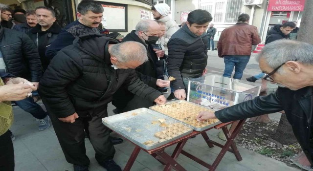 Cuma namazı çıkışında baklava ikramı